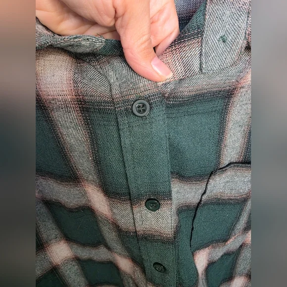 Women's Green Plaid Button-Down Shacket - Picture 5 of 12
